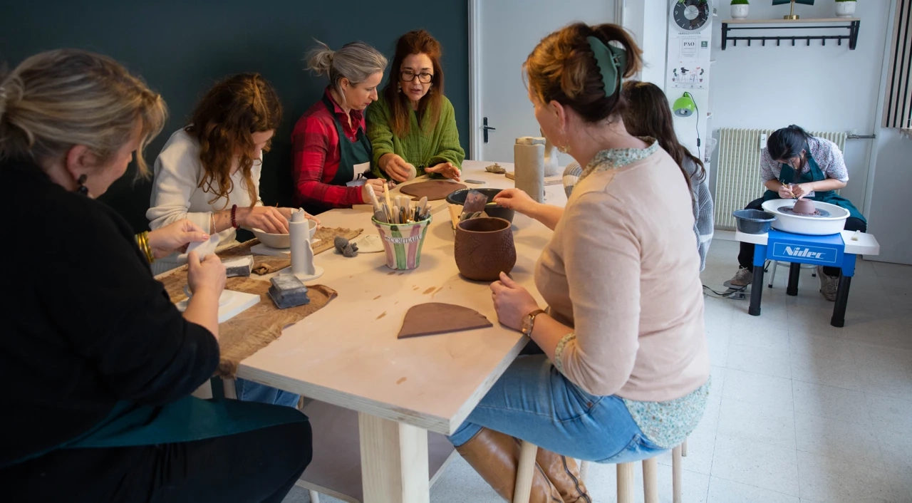 Pièces en céramique dans l'atelier PAO